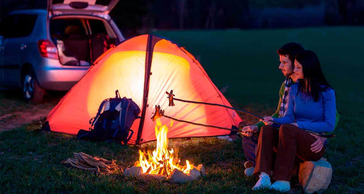Pareja acampando